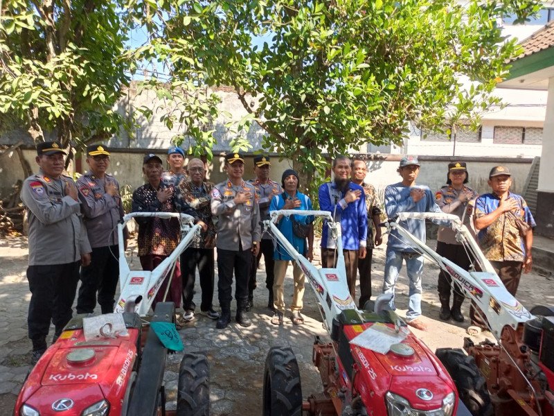 Foto Bersama Anatra Kapolres AKBP Ariakta Gagah Nugraha Dengan 3 Poktan Gunung Malang (Poktan Lembah Lengundi III, Sempager & Sari Cendana) pada Kamis (16/7/2026) (Kasi IPTU Lalu Rusmaladi) Foto Bersama Anatra Kapolres AKBP Ariakta Gagah Nugraha Dengan 3 Poktan Gunung Malang (Poktan Lembah Lengundi III, Sempager & Sari Cendana) pada Kamis (16/7/2026) (Kasi IPTU Lalu Rusmaladi)